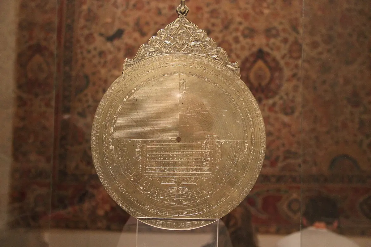 Sao Mộc và lá Bánh Xe Vận Mệnh trong Tarot: Một chiếc thước trắc tinh (astrolabe) cổ