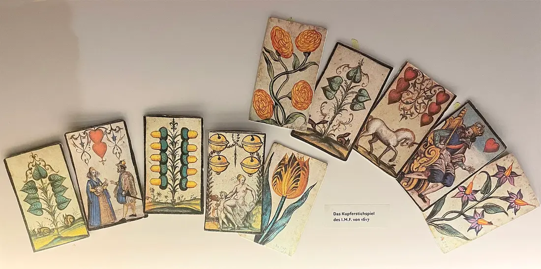 Lá Bánh Xe Vận Mệnh và sức khỏe tinh thần: Lá bài Tarot trong các bộ bài cổ