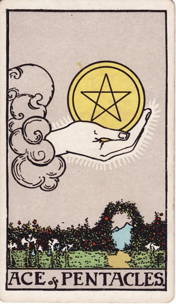 Lá Át Tiền trong công việc và tài chính: Lá Át Tiền (Ace of Pentacles) trong bộ Tarot Rider-Waite-Smith, bản in 1909