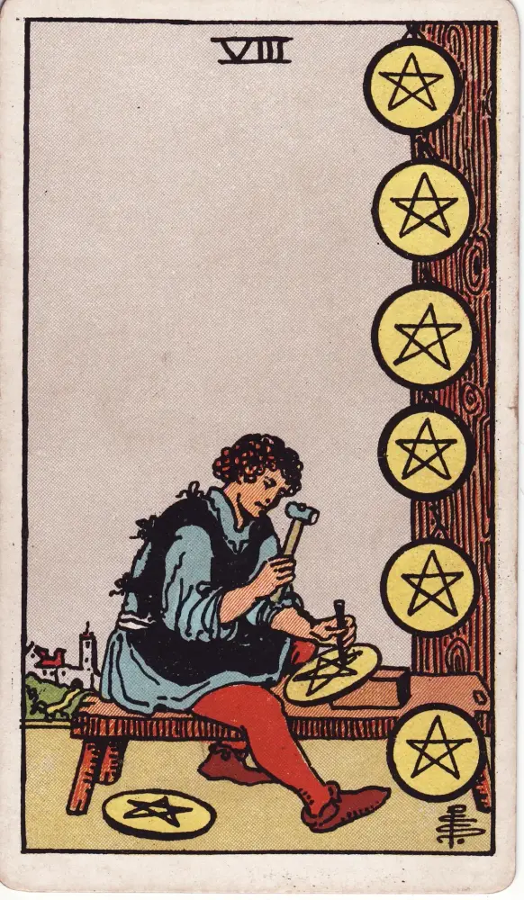 Lá Tám Tiền trong công việc và tài chính: Lá Tám Tiền (Eight of Pentacles) trong bộ Tarot Rider-Waite-Smith, bản in 1909