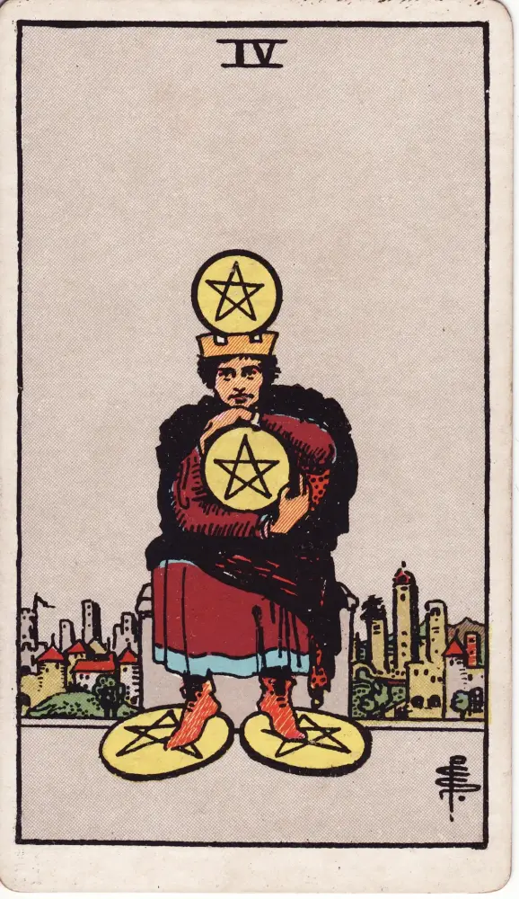 Lá Bốn Tiền trong công việc và tài chính: Lá Bốn Tiền (Four of Pentacles) trong bộ Tarot Rider-Waite-Smith, bản in 1909