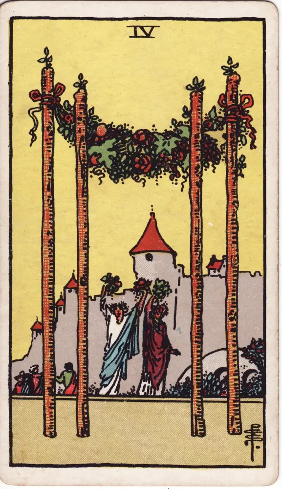 Lá Bốn Gậy trong công việc và tài chính: Lá Bốn Gậy (Four of Wands) trong bộ Tarot Rider-Waite-Smith, bản in 1909