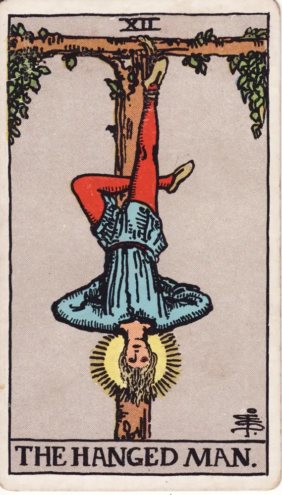 Lá Người Treo Ngược: có hay không và lời khuyên: Lá Người Treo Ngược (The Hanged Man) trong bộ Tarot Rider-Waite-Smith, bản in 1909