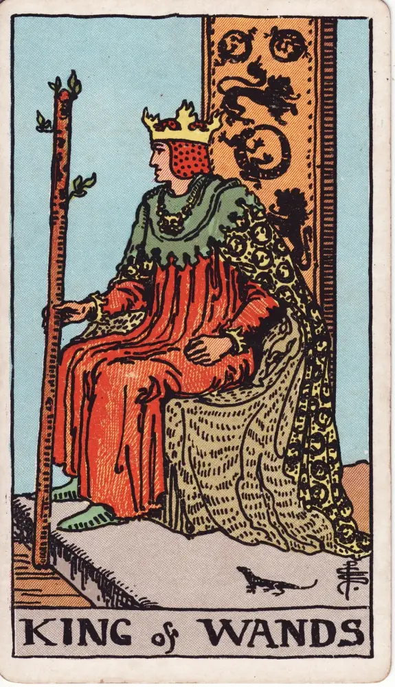 Lá Vua Gậy trong công việc và tài chính: Lá Vua Gậy (King of Wands) trong bộ Tarot Rider-Waite-Smith, bản in 1909