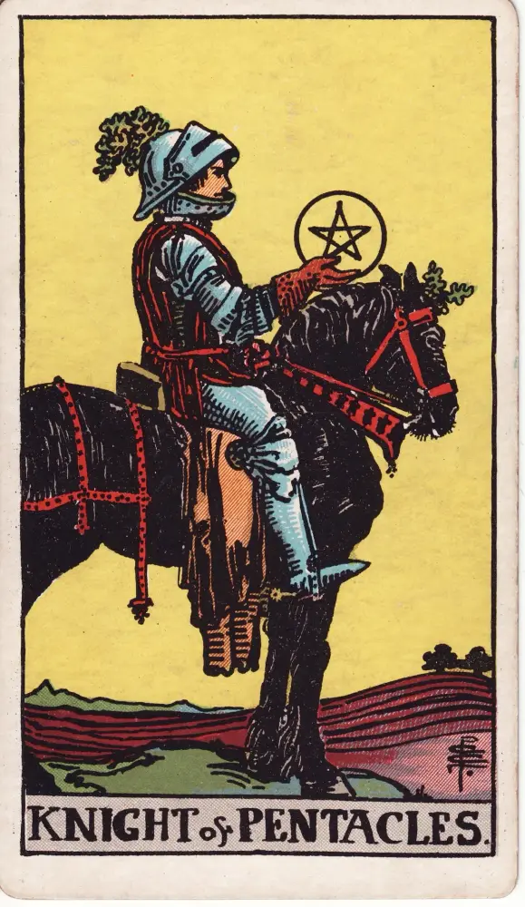 Lá Kỵ Sĩ Tiền trong công việc và tài chính: Lá Kỵ Sĩ Tiền (Knight of Pentacles) trong bộ Tarot Rider-Waite-Smith, bản in 1909