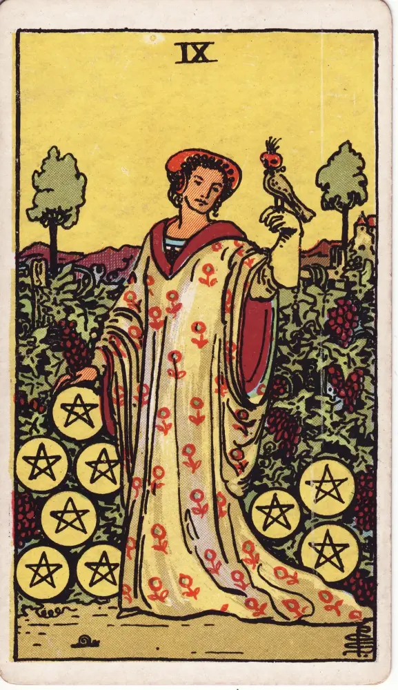 Lá Chín Tiền trong công việc và tài chính: Lá Chín Tiền (Nine of Pentacles) trong bộ Tarot Rider-Waite-Smith, bản in 1909