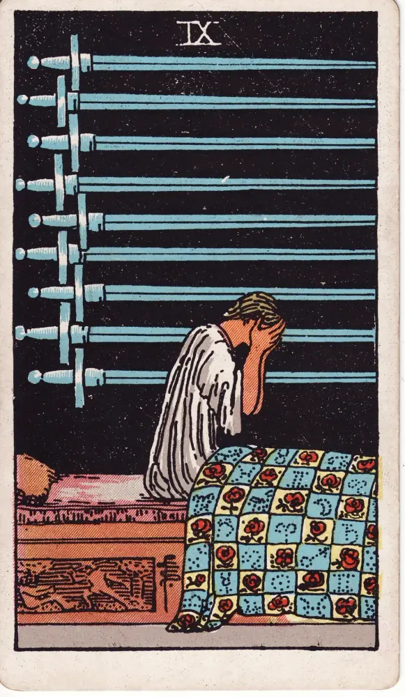 Lá Chín Kiếm trong công việc và tài chính: Lá Chín Kiếm (Nine of Swords) trong bộ Tarot Rider-Waite-Smith, bản in 1909