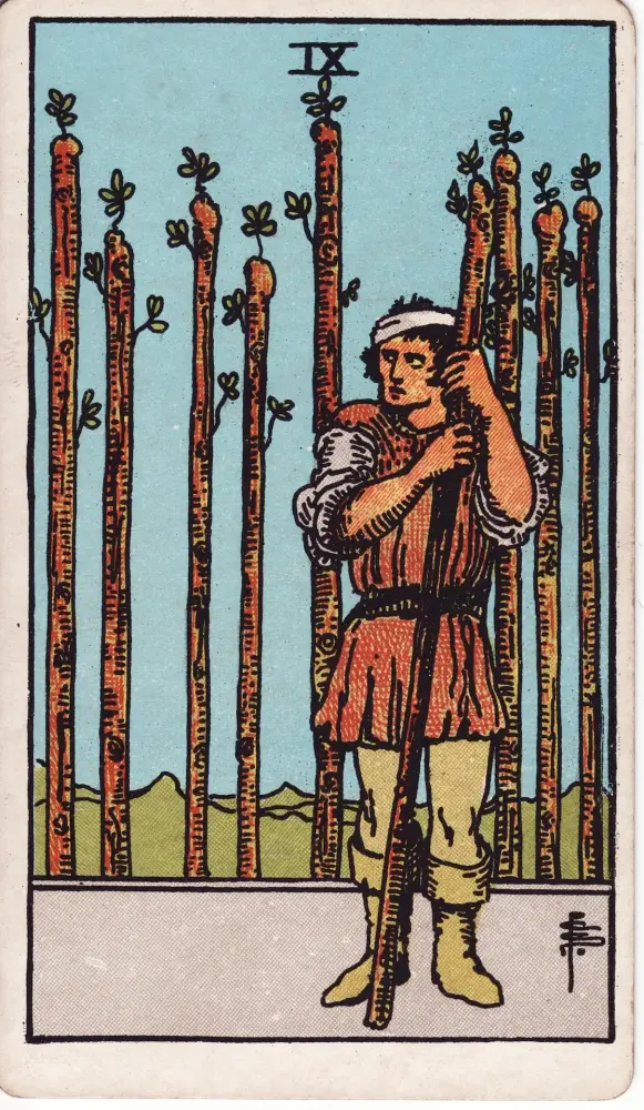 Lá Chín Gậy: có hay không và lời khuyên: Lá Chín Gậy (Nine of Wands) trong bộ Tarot Rider-Waite-Smith, bản in 1909