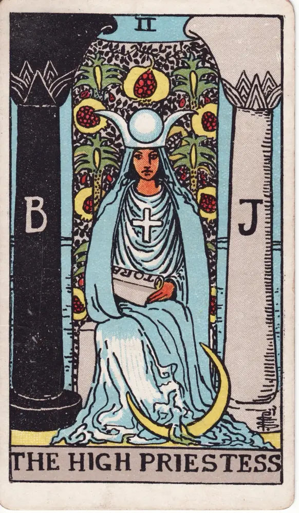 Lá Nữ Tư Tế: có hay không và lời khuyên: Lá Nữ Tư Tế (The High Priestess) trong bộ Tarot Rider-Waite-Smith, bản in 1909