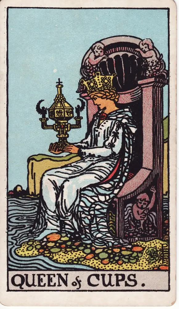 Lá Hoàng Hậu Cốc nói gì về cảm xúc của người ấy: Lá Hoàng Hậu Cốc (Queen of Cups) trong bộ Tarot Rider-Waite-Smith, bản in 1909