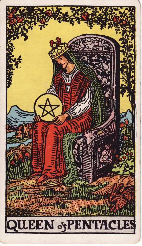 Lá Hoàng Hậu Tiền trong tình yêu: Lá Hoàng Hậu Tiền (Queen of Pentacles) trong bộ Tarot Rider-Waite-Smith, bản in 1909