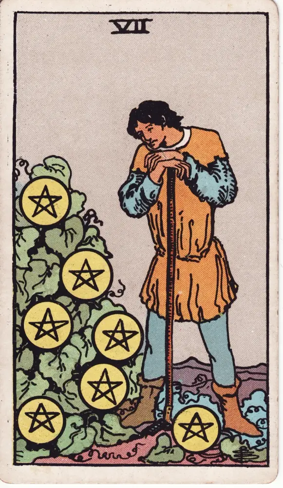 Lá Bảy Tiền trong công việc và tài chính: Lá Bảy Tiền (Seven of Pentacles) trong bộ Tarot Rider-Waite-Smith, bản in 1909