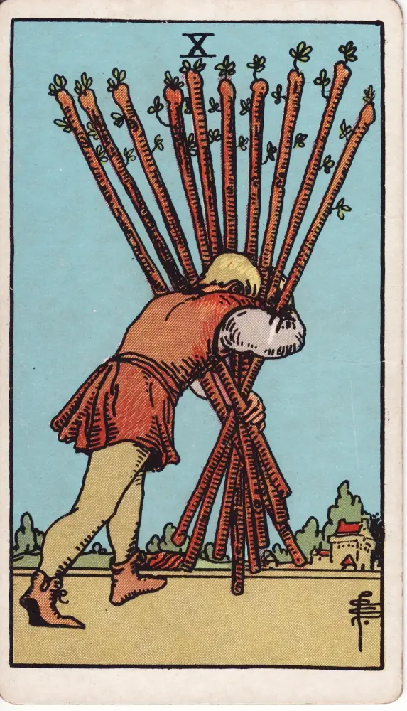Lá Mười Gậy trong công việc và tài chính: Lá Mười Gậy (Ten of Wands) trong bộ Tarot Rider-Waite-Smith, bản in 1909