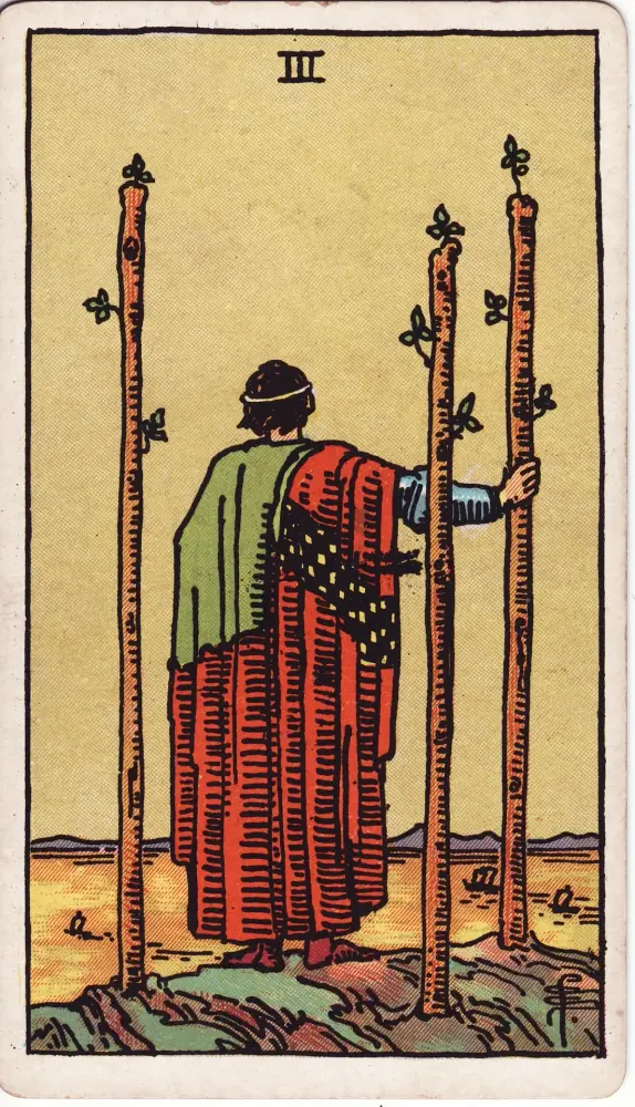 Lá Ba Gậy trong công việc và tài chính: Lá Ba Gậy (Three of Wands) trong bộ Tarot Rider-Waite-Smith, bản in 1909