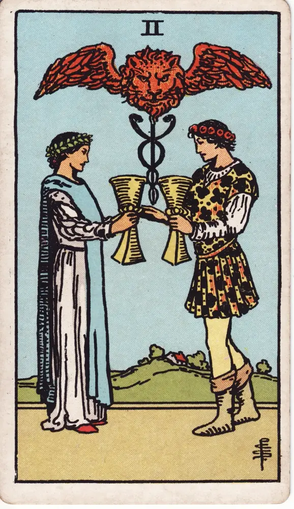 Lá Hai Cốc trong công việc và tài chính: Lá Hai Cốc (Two of Cups) trong bộ Tarot Rider-Waite-Smith, bản in 1909