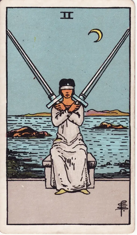 Lá Hai Kiếm nói gì về cảm xúc của người ấy: Lá Hai Kiếm (Two of Swords) trong bộ Tarot Rider-Waite-Smith, bản in 1909